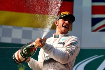 Lewis Hamilton celebrando la victoria en el GP de Australia 