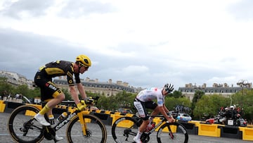 Nathan van Hooydonck durante la última etapa del Tour de Francia junto a Tadej Pogacar