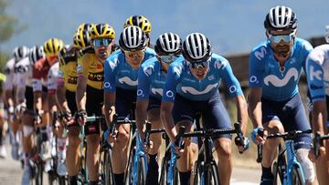 Enric Mas, junto a Rojas, en una etapa del Tour.