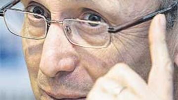 <b>PRESENTACIÓN. </b>Floro compareció ayer en el Bernabéu.