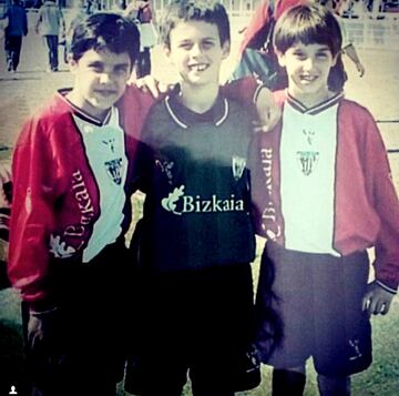 De niño, en el colegio, Kepa nunca jugaba de portero. Cuando entró en el Aurrera Ondarroa la cosa cambió. Jugó un año en infantiles del Athletic y por la escasez de jugadores tuvo que cambiar su posición y salir como jugador de campo. En aquellos partidos incluso marcó dos goles.