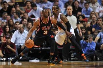 Dwyane Wade, defendido por J.R. Smith.