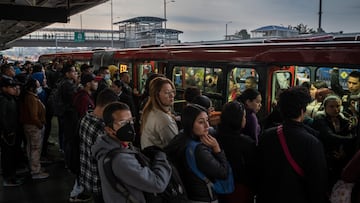 Habitantes ingresan al medio de transporte masivo Transmilenio, para desplazarse, en la madrugada, en Bogotá, Colombia, el 23 de Marzo de 2023