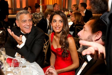 George Clooney, Amal Clooney y Adam Sandler durante la 83.ª edición de los Globos de Oro, celebrada en el Beverly Hilton.