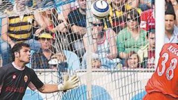 <b>XISCO, A PARES. </b>El joven delantero del Deportivo puso a su equipo en ventaja, antes de que el Zaragoza se recuperara para acabar empatando.