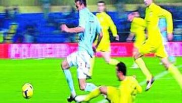 <b>NO FUE PENALTI. </b>Botelho se dejó caer ante la entrada de Ángel.