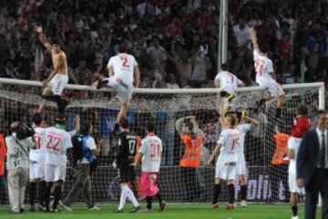 Jugadores del Sevilla tras ganar la Copa del Rey 2010 al Atlético de Madrid.