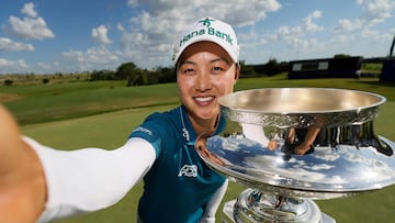 FRISCO, TEXAS - JUNE 22: Minjee Lee of Australia poses with the trophy after winning the KPMG Women's PGA Championship 2025 at Fields Ranch East at PGA Frisco on June 22, 2025 in Frisco, Texas. Alex Slitz/Getty Images/AFP (Photo by Alex Slitz / GETTY IMAGES NORTH AMERICA / Getty Images via AFP)