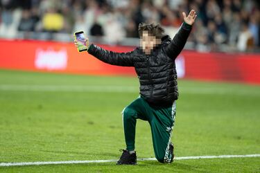 Alegría del joven aficionado del conjunto del municipio de Cartagena tras conseguir la foto. 