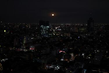 La Superluna aparece sobre la Ciudad de México.