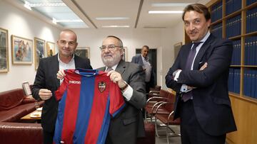 31/05/18 VISITA REDACCION DIARIO AS
DIRECTIVA LEVANTE QUICO CATALAN PRESIDENTE PACO LOPEZ ENTRENADOR
ALFREDO RELAÑO