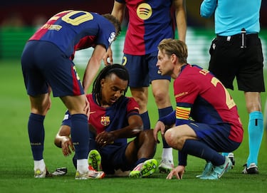 El defensa internacional francés es sustituido con molestias en su gemelo izquierdo.