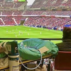 El deseo cumplido de Miguel, el niño en la camilla del Atleti-Betis