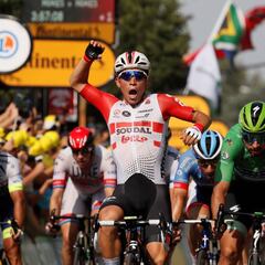 Caleb Ewan logra el doblete en un día de calor y caídas
