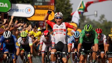 Caleb Ewan logra el doblete en un d¨ªa de calor y ca¨ªdas