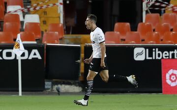 13/09/20 PARTIDO PRIMERA DIVISION
El Villarreal apostó por el central a quien trajo desde su Brasil natal para ayudarle a dar el salto al fútbol europeo. Gabriel cuajó dos buenas temporadas en el equipo desde 2013 hasta 2015 y se marchó al Arsenal dejando 15 millones en las arcas después de haber costado únicamente 3,5. Hoy es el central referente para Javi Gracia y el domingo regresará tras varias semanas lesionado.



