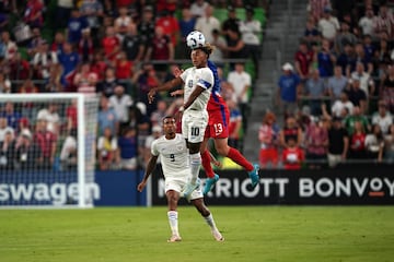 Bárcenas y Tim Ream disputan una pelota por alto.
