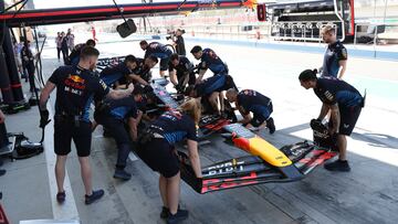 Los mecánicos de Red Bull trabajan en el coche de Verstappen durante los test de pretemporada en Sakhir.