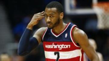 John Wall celebra una de sus canastas.