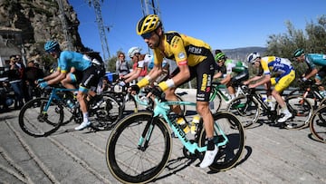 Paul Martens rueda con el maillot del Jumbo-Visma, en el que aparece el patrocinio de HEMA, durante la tercera etapa de la Vuelta a Andaluc&iacute;a.