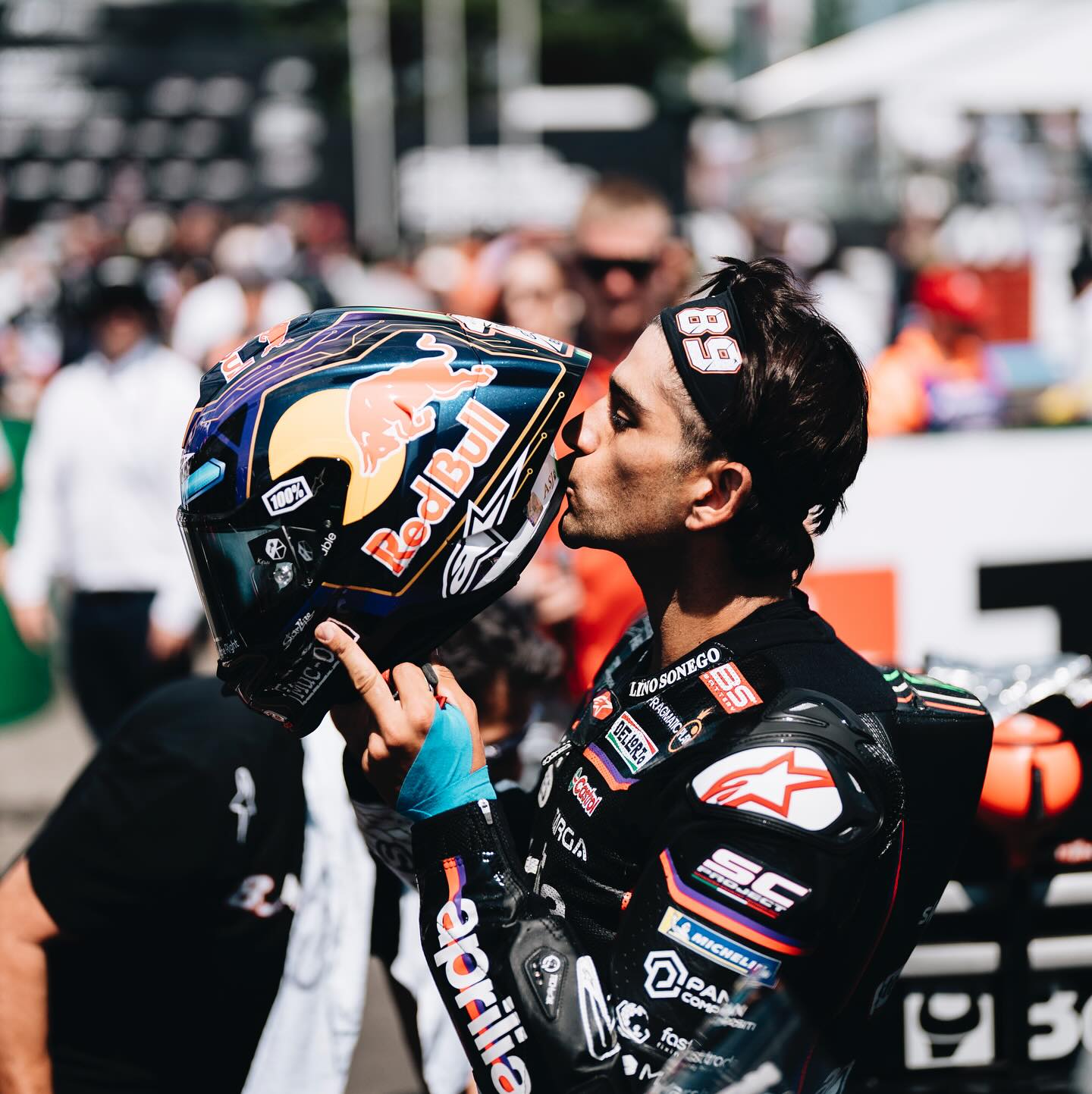 Jorge Martin besa su casco, tras regresar con Aprilia a MotoGP.
