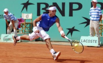 La primera vez que Nadal y Federer se enfrentaron en la final de un Grand Slam fue en Roland Garros, el 11 de junio de 2006, Nadal derrotó a Federer por 1-6, 6-1, 6-4 y 7-6 (4)