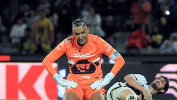 Pumas' Costa Rican goalkeeper #01 Keylor Navas reacts after conceding the first goal of Tigres during the Liga MX Apertura tournament football match between Pumas and Tigres at the Olimpico Universitario Stadium in Mexico City on September 20, 2025. (Photo by Victor Cruz / AFP)