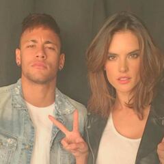 Neymar, ajeno a la polémica, cena con Alessandra Ambrosio