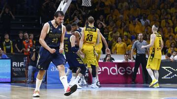 Sergio Llull celebra uno de los triples decisivos.