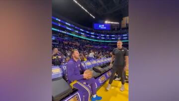 El jugador de los Lakers asombró a todos con una increíble canasta mientras estaba sentado en la banca, demostrando su precisión incluso fuera del juego.