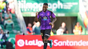 ELCHE, SPAIN - MARCH 11: Cyle Larin of Real Valladolid celebrates scoring his side's first goal during the LaLiga Santander match between Elche CF and Real Valladolid CF at Estadio Manuel Martinez Valero on March 11, 2023 in Elche, Spain. (Photo by Aitor Alcalde Colomer/Getty Images)