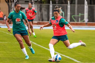 La Selección Femenina de Brasil realizó su primer entrenamiento en Bucaramanga en la cancha de la UIS. Las vigentes campeonas preparan el juego de semifinales de Copa América Femenina ante Paraguay.