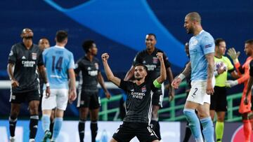 Lisbon (Portugal), 15/08/2020.- Lyon&#039;s player Houssem Aouar (C) celebrates the victory over Manchester City during the UEFA Champions League quarter final soccer match Manchester City vs Lyon held at Alvalade Stadium in Lisbon, Portugal, 15 August 2020. (Liga de Campeones, Lisboa) EFE/EPA/ANTONIO COTRIM