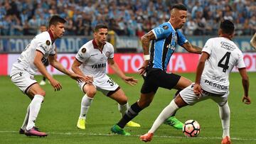 Lucas Barrios (2-R) of Brazilx92s Gremio, vies for the ball with Jose Gomez (R) of Argentina&#039;s Lanus, during their Copa Libertadores 2017 first leg final match at Arena Gremio stadium, in Porto Alegre, Brazil on November 22, 2017. / AFP PHOTO / NELSON ALMEIDA