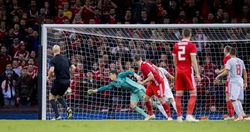 1-4. Sam Vokes marcó el primer gol.