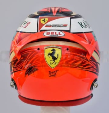 Parte posterior del casco del piloto finlandés Kimi Raikkonen de Ferrari.