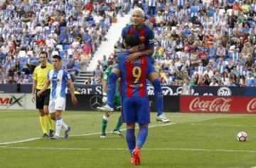 Neymar celebra el 0-3 con Luis Suárez. 