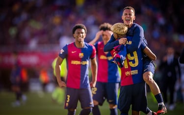 Marc Casadó se abraza con Lamine Yamal tras el pitido final del encuentro.