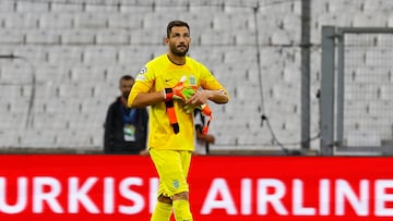 Soccer Football - Champions League - Group D - Olympique de Marseille v Sporting CP - Orange Velodrome, Marseille, France - October 4, 2022 Sporting CP's Antonio Adan walks off the pitch dejected after receiving a red card REUTERS/Eric Gaillard