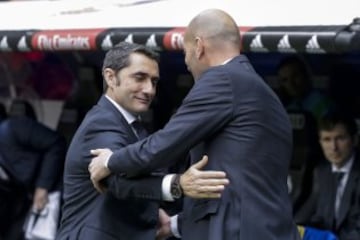 Cordial pre-match handshakes between the two coaches, Valverde and Zidane.