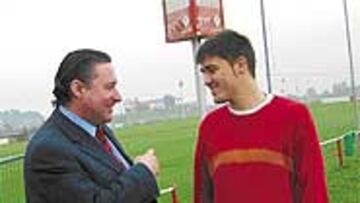 <B>EN SUS MANOS.</B> El futuro de Villa depende ahora de su representante, José Luis Tamargo.