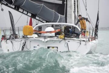 El navegante español Didac Costa terminó 14ª en su primera participación en la Vendee Globe. Llegando a Les Sables-d'Olonne,costa occidental de Francia.