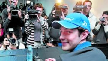 <b>ILUSIONADO. </b>Bruno Senna, a la derecha de la imagen, junto al jefe del equipo, Adrián Campos, se mostró feliz durante su presentación.