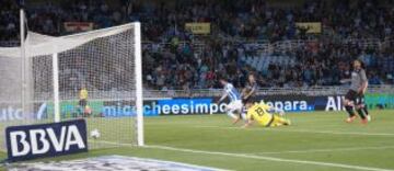 2-1. Carlos Vela marca el gol de la victoria en el minuto 90.