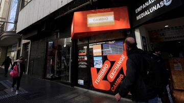 Un hombre observa el valor de las divisas extranjeras en una casa de cambio del centro hoy, en Buenos Aires (Argentina). EFE/ Demian Alday Estévez