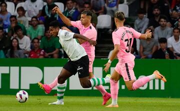 Jeremy debutó en la primera jornada contra el Eibar. Curiosidades del fútbol, quien trataba de arrebatarle el balón es Juanca Arana.