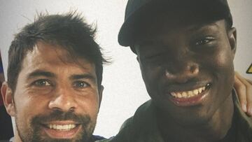 Raphael Dwamena junto a Coke And&uacute;jar en su visita al Ciutat de Val&egrave;ncia.