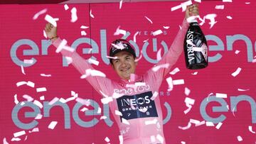 Richard Carapaz, en el podio de Tur&iacute;n, con la maglia rosa.