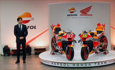 Tetsuhiro Kuwata, director de HRC, no ha querido perderse la presentación en directo.