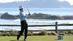 Brandt Snedeker en el tee del hoyo 18 de Pebble Beach durante la &uacute;ltimo ronda del AT&amp;T.